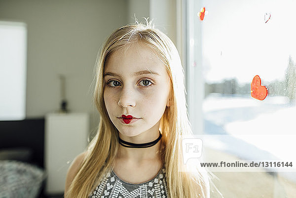 Bildnis eines Mädchens mit herzförmigem Lippenstift