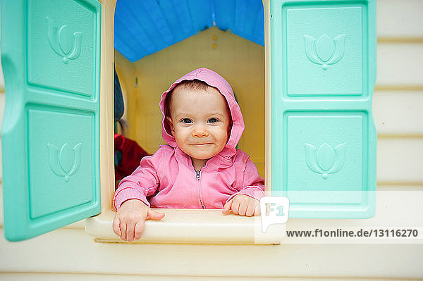 Porträt eines kleinen Mädchens im Spielhaus stehend