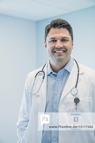 Porträt eines selbstbewussten Arztes  der im Krankenhaus steht