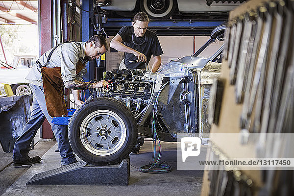 Mechaniker reparieren Auto in Autowerkstatt