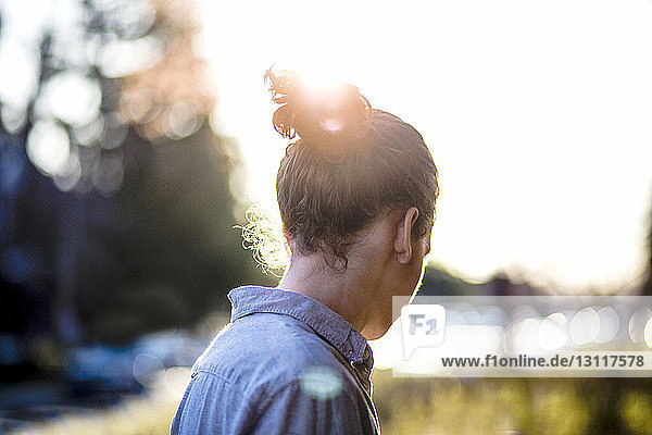 Seitenansicht eines Teenagers mit im Freien stehendem Haarknoten