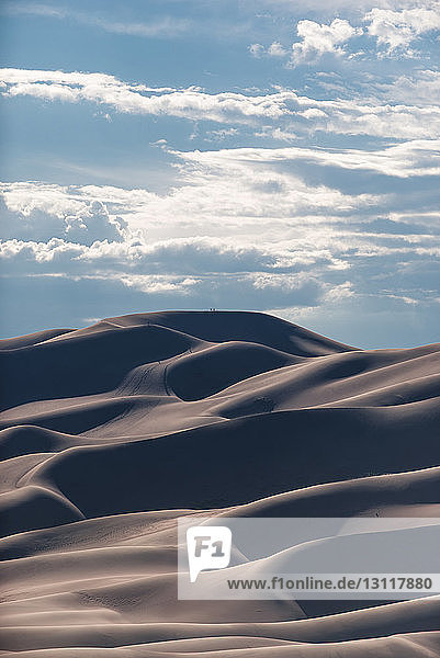 Landschaftliche Ansicht der Wüste vor bewölktem Himmel im Great Sand Dunes National Park