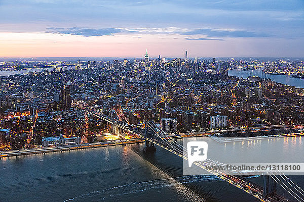 Hochwinkelansicht der Manhattan Bridge über den East River in New York City