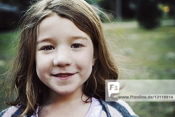 Porträt eines lächelnden Mädchens im Park