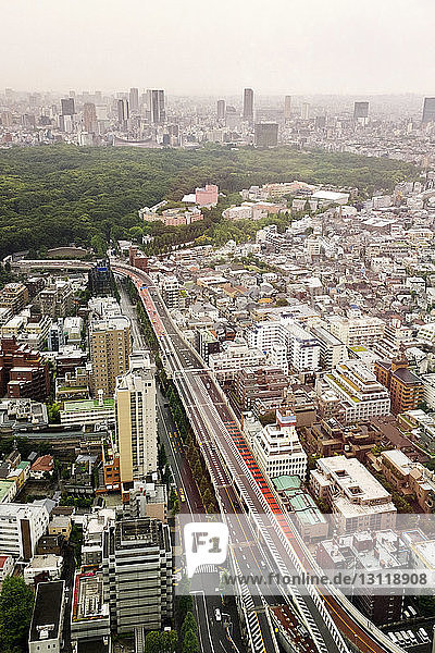 Luftaufnahme der Straße von Tokio inmitten des Stadtbildes