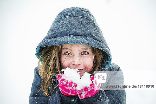Porträt eines Mädchens  das Schnee hält