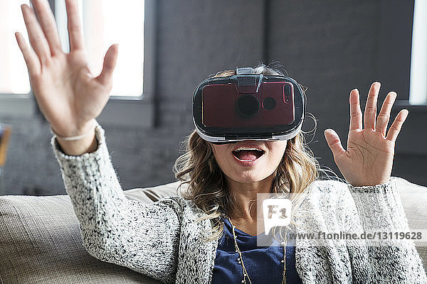 Geschäftsfrau trägt Virtual-Reality-Simulator im Büro