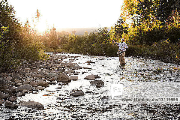 Mann beim Fischen im Fluss