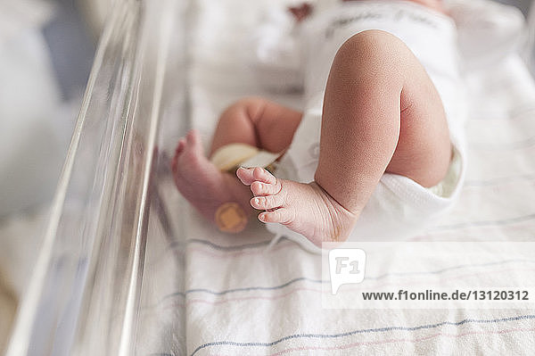Nahaufnahme eines Neugeborenen in der Krankenhauskrippe