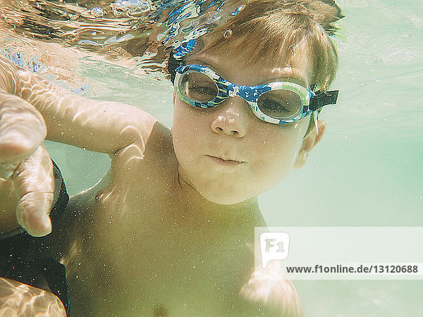 Porträt eines unter Wasser schwimmenden Jungen
