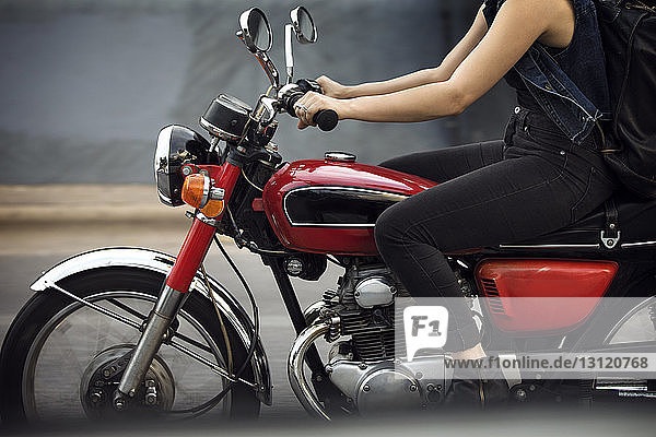 Niedriger Anteil von Motorrad fahrenden Frauen auf der Straße