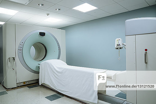 MRT-Scanner im medizinischen Untersuchungsraum des Krankenhauses