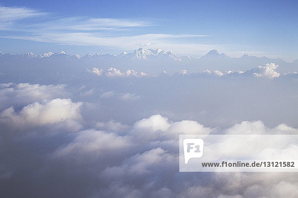 Majestätische Ansicht der Wolken  die den Mt. Everest bedecken