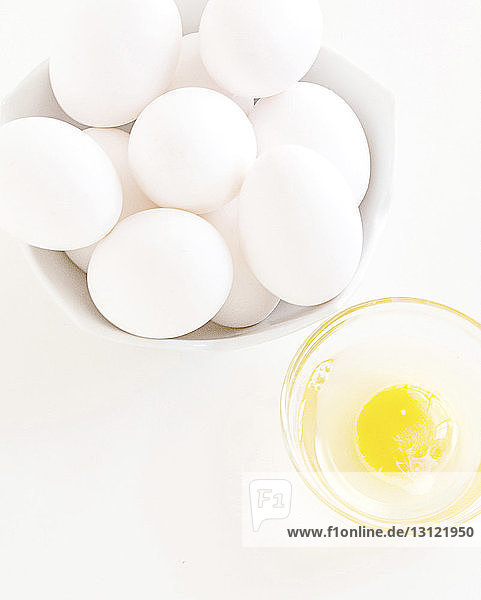 Draufsicht auf Eier in Schalen auf weißem Hintergrund