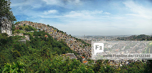 Panoramablick auf Wohngebiet und Berge gegen den Himmel