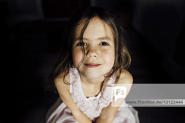 Hochwinkelporträt eines lächelnden Mädchens zu Hause
