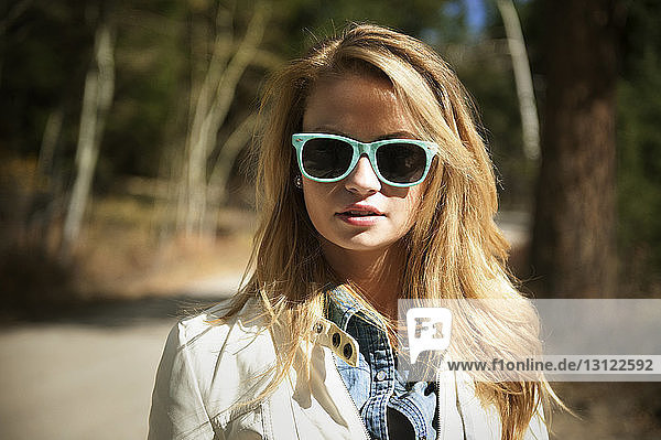 Porträt einer jungen Frau mit Sonnenbrille