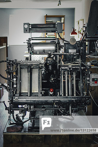 Hochwinkelansicht einer Siebdruckmaschine in der Fabrik