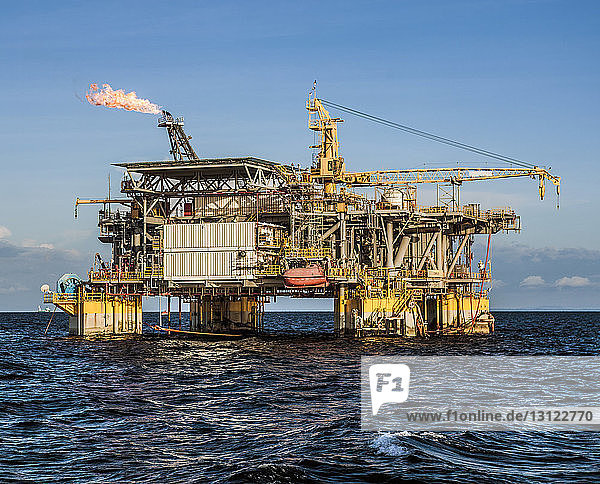 Ölförderplattform mitten im Meer