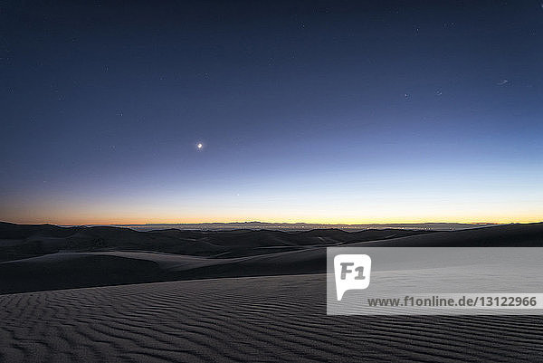 Panoramablick auf den großen Sanddünen-Nationalpark bei Sonnenuntergang