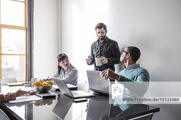 Geschäftsleute planen während eines Treffens im Kreativbüro