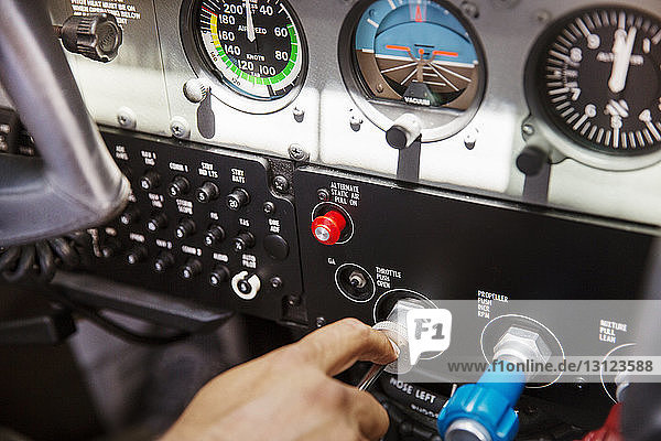 Beschnittenes Bild der Pilotenbedientafel im Flugzeug