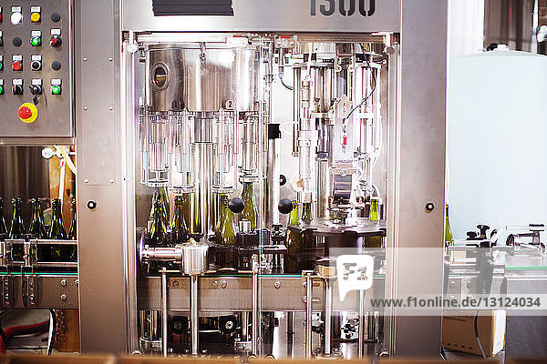 Verschlüsse  die auf Bierflaschen in Maschinen in einer Brauerei passen