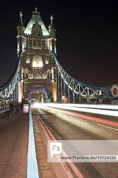 Lichtspuren auf der Tower Bridge bei Nacht