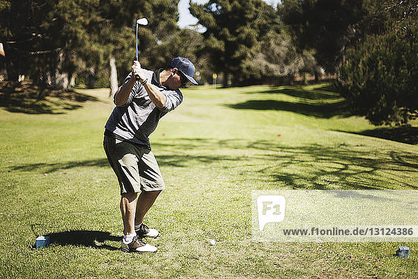 Golfspieler auf dem Platz im Golfclub