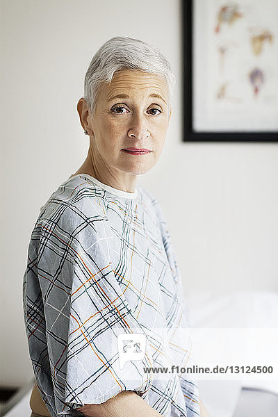 Porträt einer Patientin  die in der Klinik ein Krankenhauskleid trägt