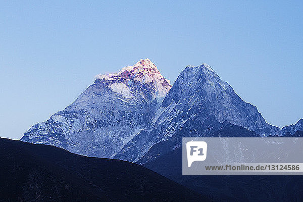 Majestätischer Blick auf den schneebedeckten Mt. Everest in der Abenddämmerung