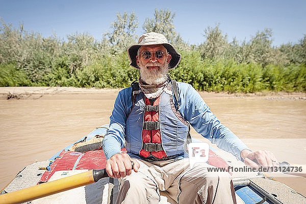 Porträt eines älteren Mannes beim Kajakfahren auf einem Fluss