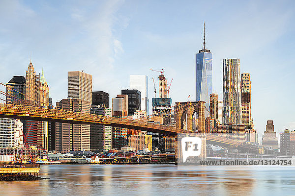 Brooklyn Bridge über den East River gegen den Himmel in New York City