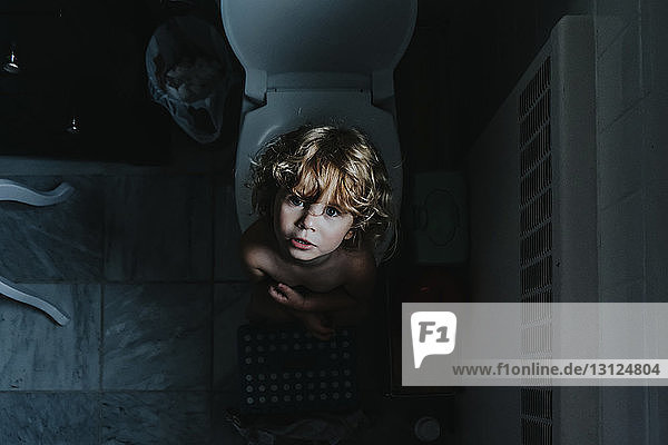 Hochwinkelporträt eines Mädchens ohne Hemd in der Toilette