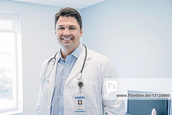 Porträt eines glücklichen Arztes  der im Krankenhaus steht
