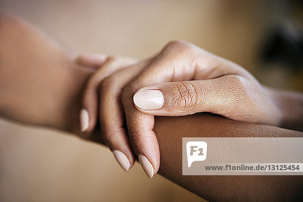 Ausgeschnittenes Bild einer Frau  die die Hand berührt
