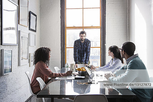Geschäftsleute diskutieren bei Treffen im Kreativbüro