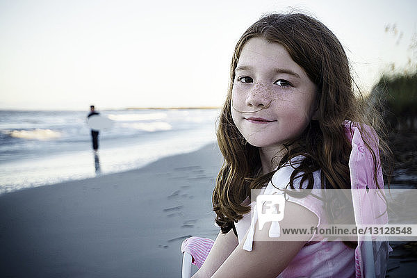 Porträt eines süßen Mädchens am Strand