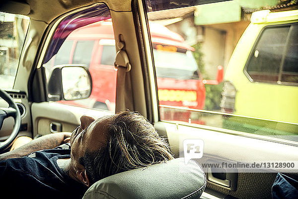 Mann entspannt sich im Auto