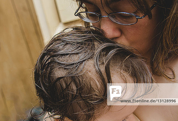 Nahaufnahme einer Mutter  die ihre Tochter küsst