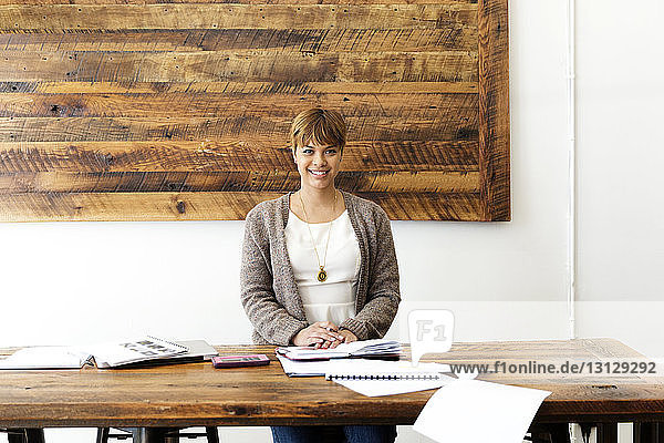 Porträt einer lächelnden  mittleren erwachsenen Geschäftsfrau in einem kreativen Büro