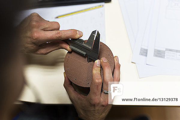 Beschnittene Hände eines Ingenieurs  der an einem 3D-Druckentwurf arbeitet