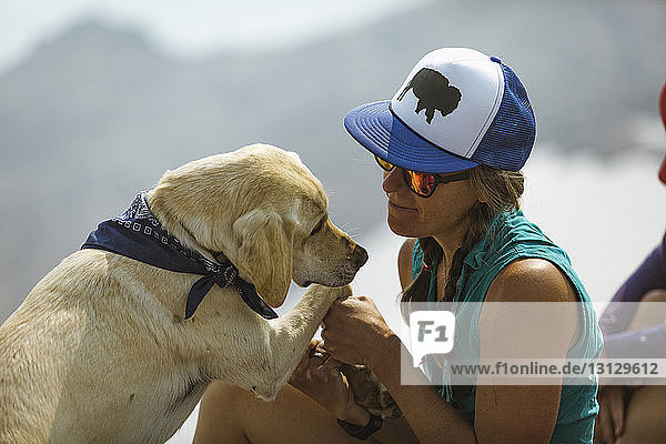 Wanderer mit Hund auf Berg sitzend