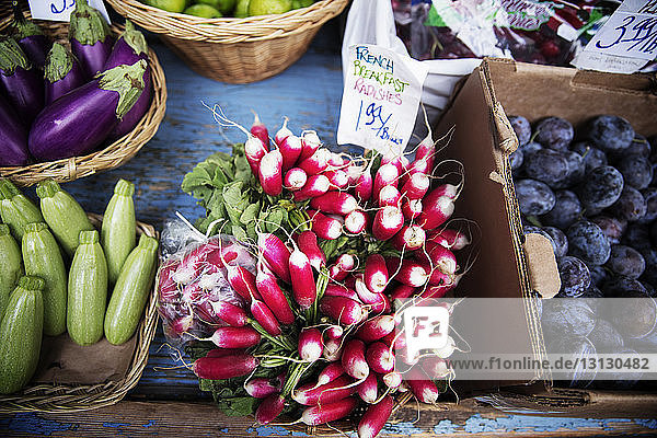 Draufsicht auf das am Marktstand ausgestellte Gemüse