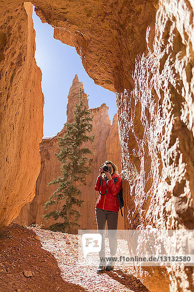 Wanderer beim Fotografieren an Felsformationen im Bryce Canyon National Park