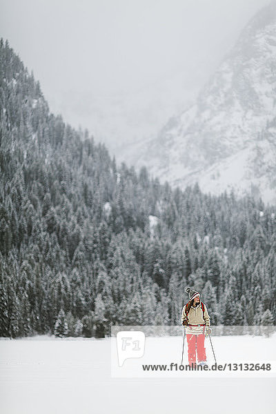 Frau wandert auf schneebedecktem Feld