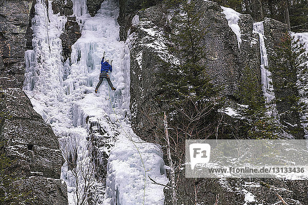 Eisklettern in voller Länge in den Weissen Bergen im Winter