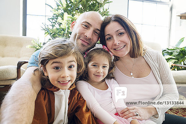 Porträt einer lächelnden Familie zu Hause