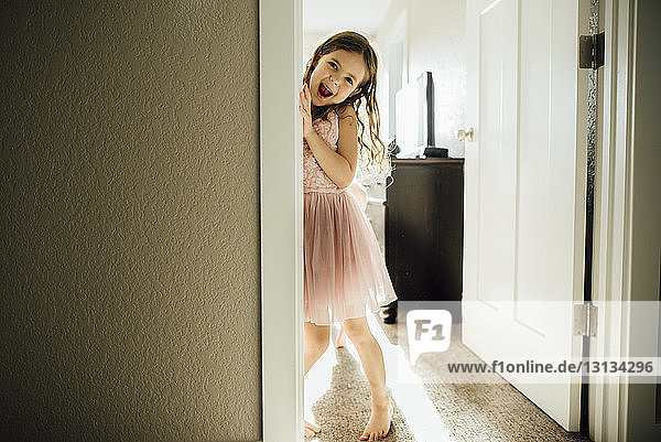 Porträt eines glücklichen Mädchens  das an der Tür steht
