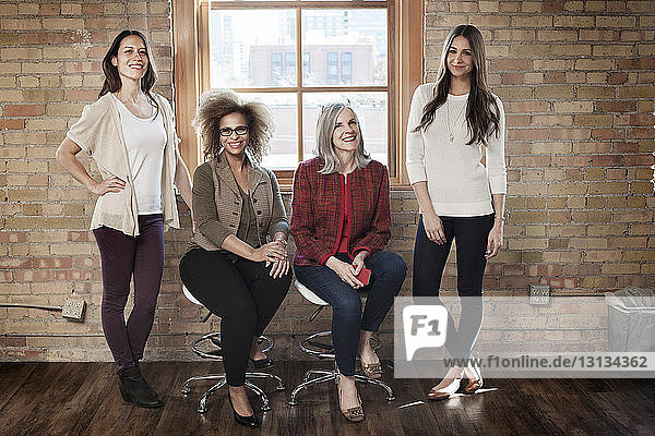 Porträt selbstbewusster Geschäftsfrauen im kreativen Büro